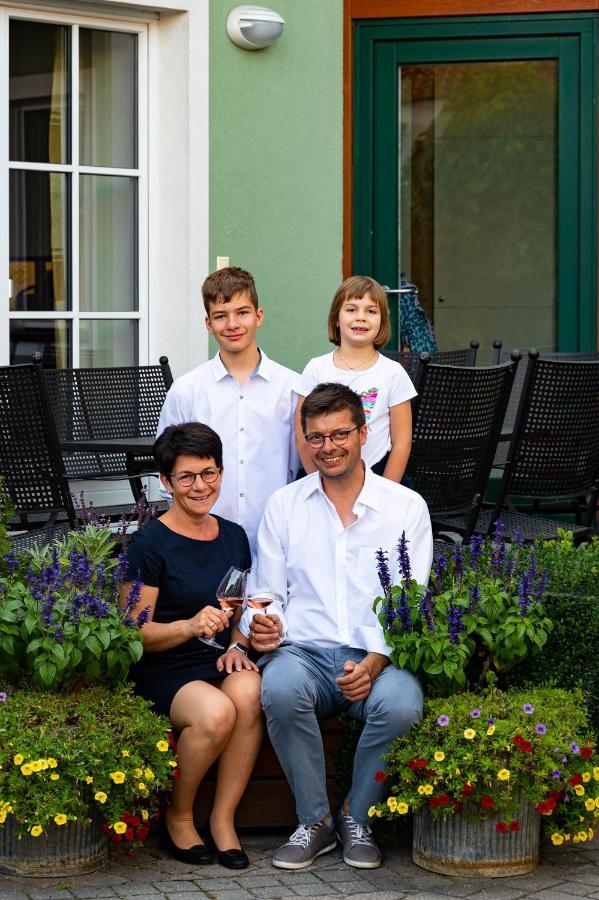 Weingut Familie Bauer Hotel Grossriedenthal Eksteriør billede